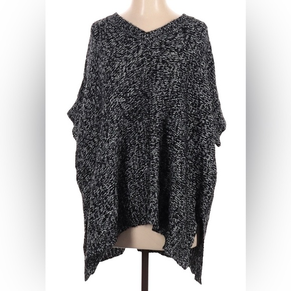 Quinn Sweaters - Quinn Chunky Knitted Black & White Poncho